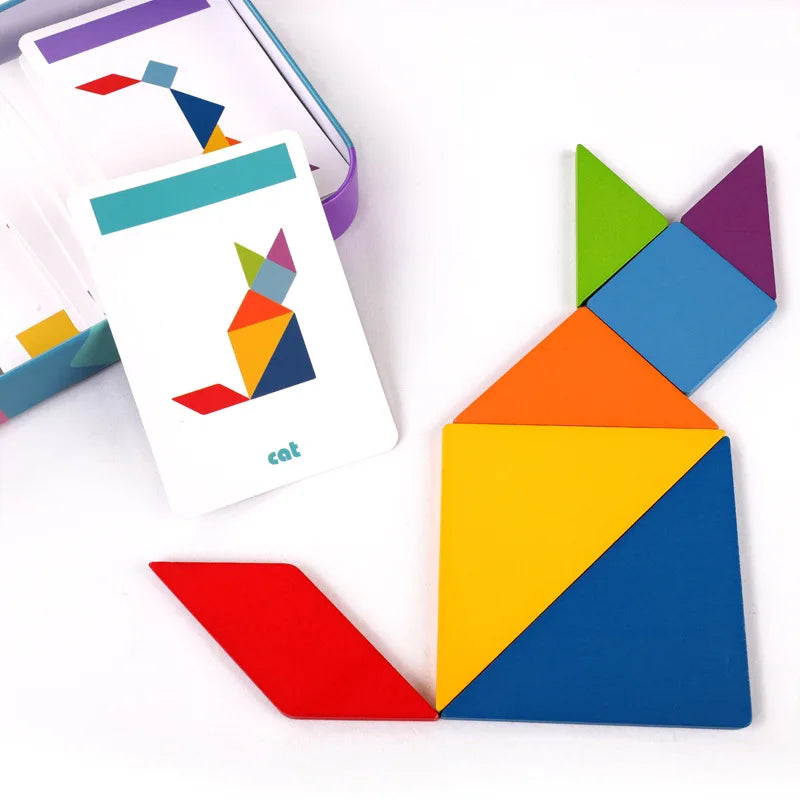 Figura de gato hecha con el tangram junto a su tarjeta