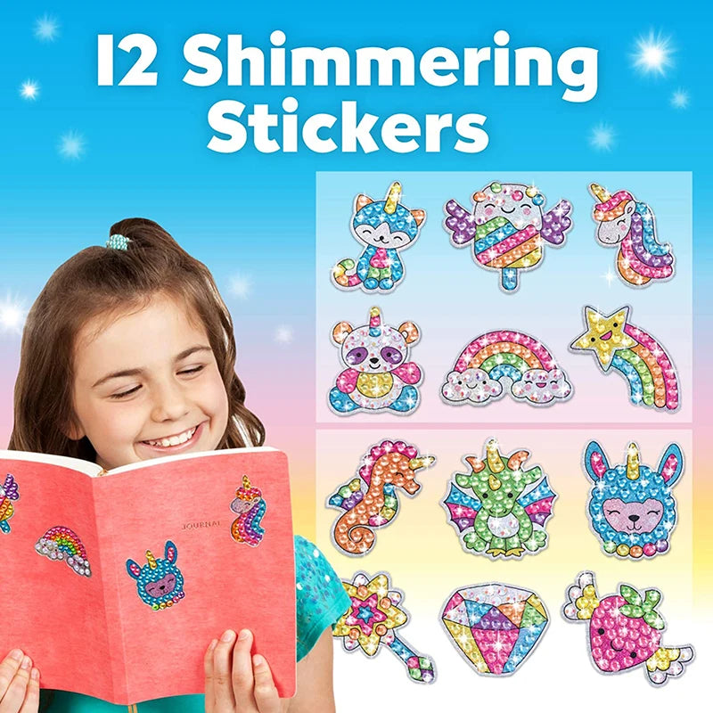 Niña con una libreta decorada con pegatinas de gemas