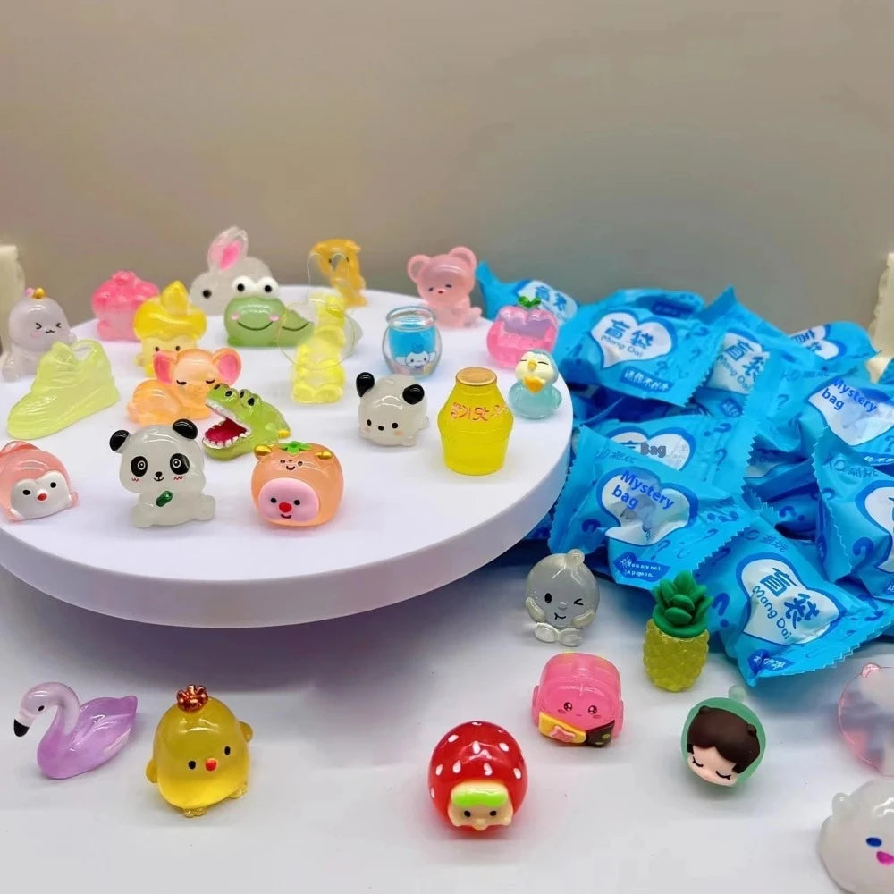 Figuritas de animales junto a sus sobres sorpresa