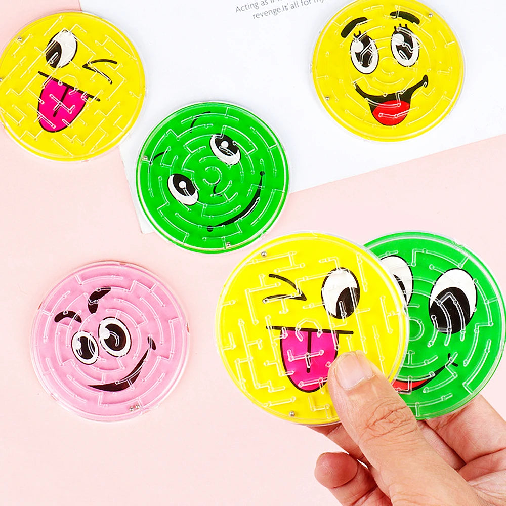 Laberintos de bolitas amarillos, verdes y rosas con caritas