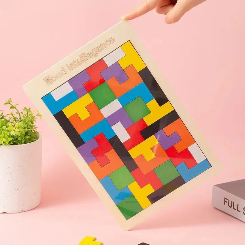 Mano colocando el puzle de bloques de colores