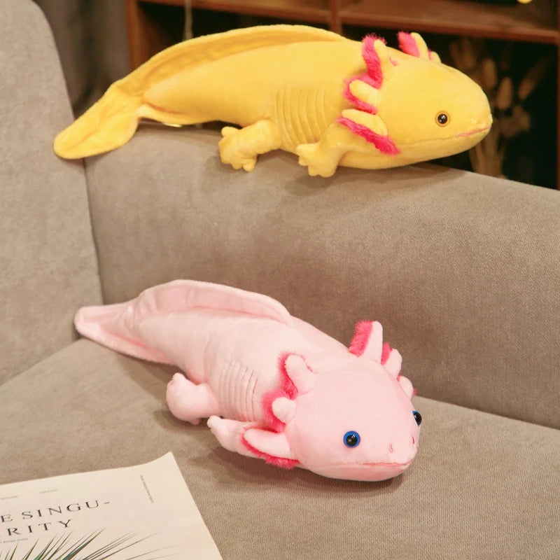 Ajolotes de peluche amarillo y rosa en un sofá