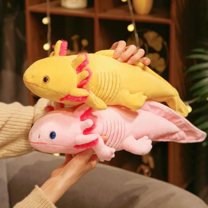 Ajolotes de peluche amarillo y rosa en brazos