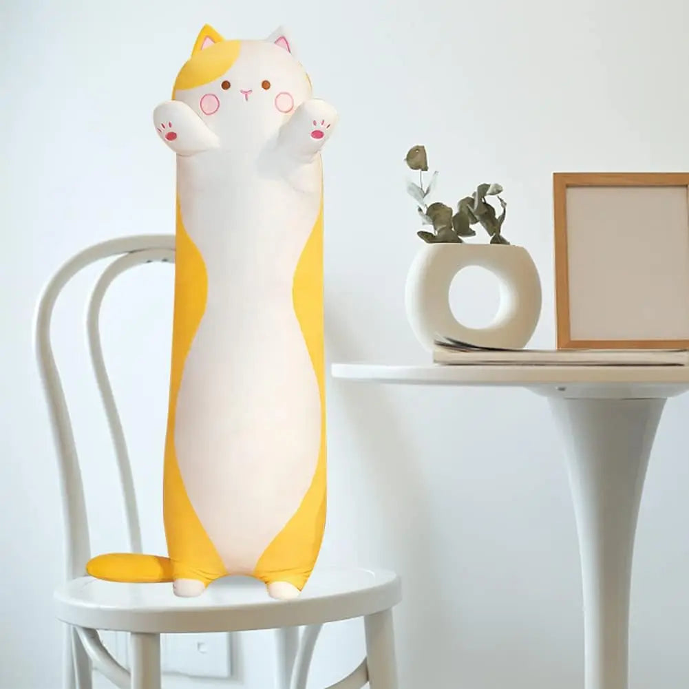 Gato de peluche amarillo de 90 cm apoyado en una silla