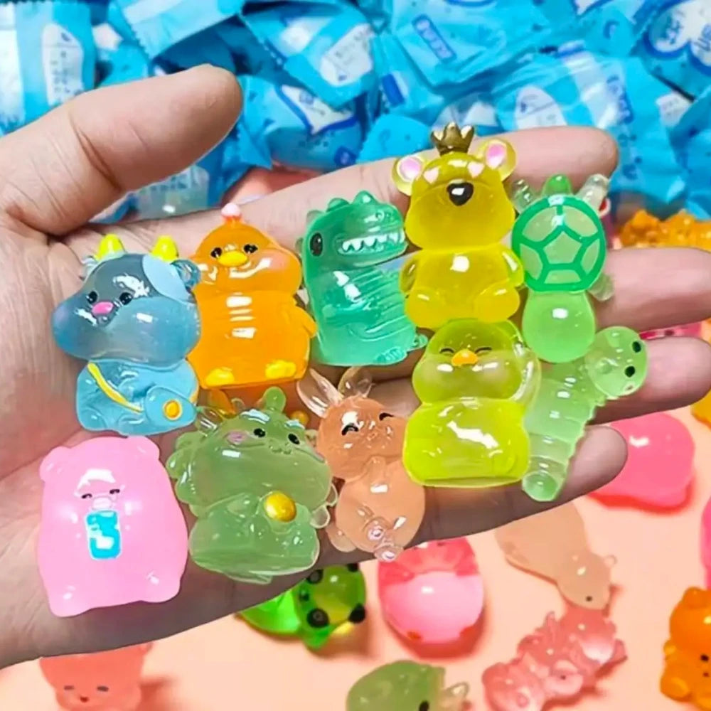 Figuritas de animales translúcidas de colores en la mano