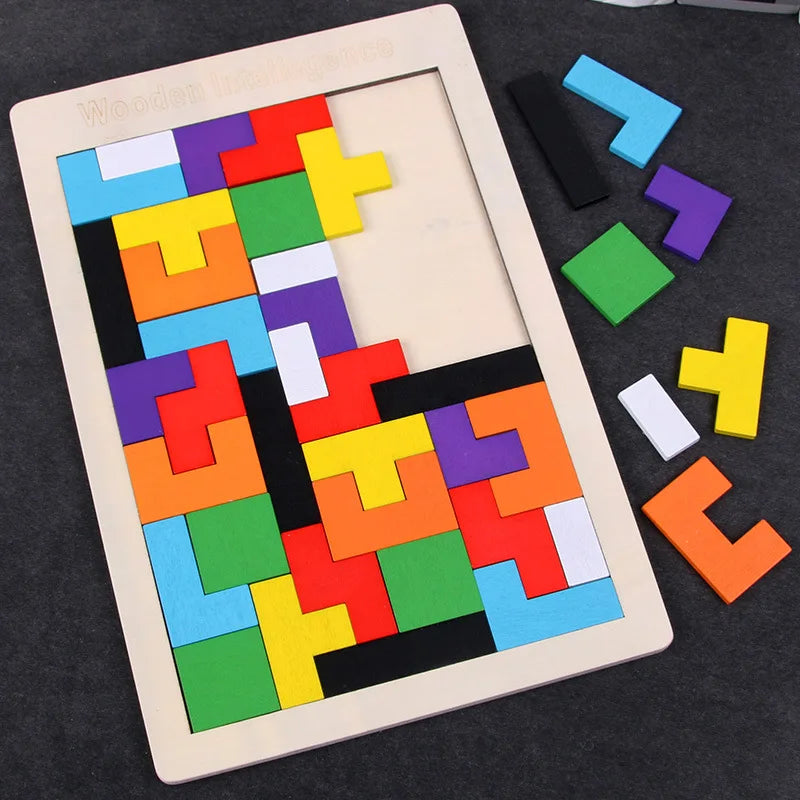 Tablero de madera con las piezas de colores colocadas