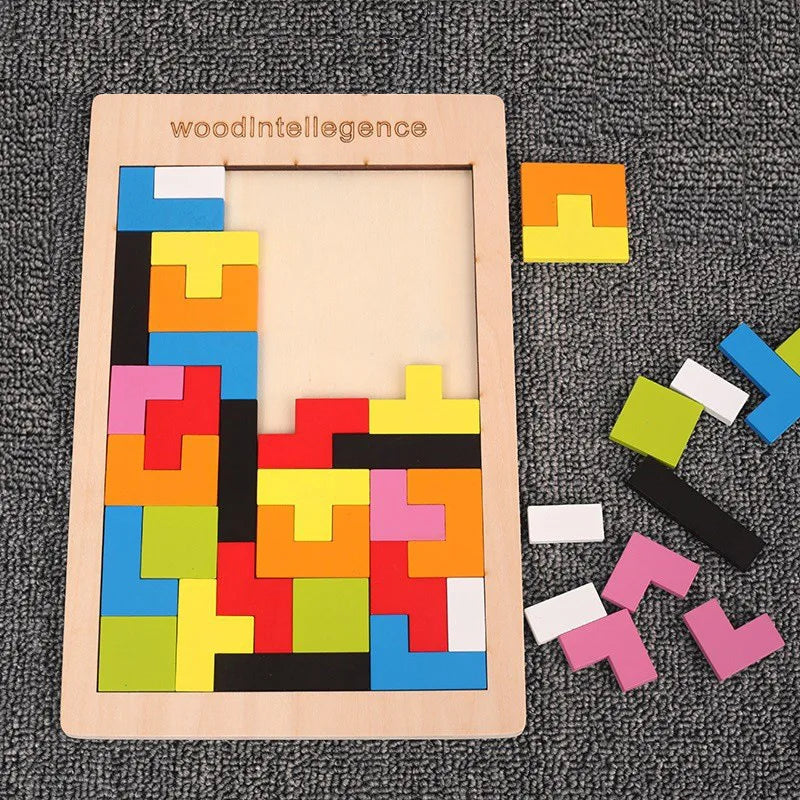 Piezas de colores y tablero de madera