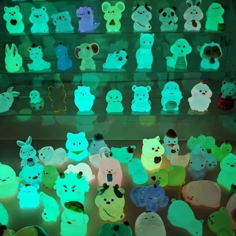 Colección de figuritas brillando en la oscuridad