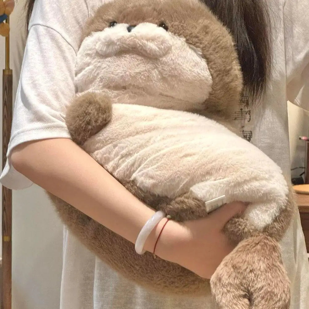 Foca de peluche en brazos