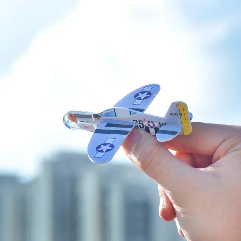 Avión de espuma en la mano de un niño listo para lanzar
