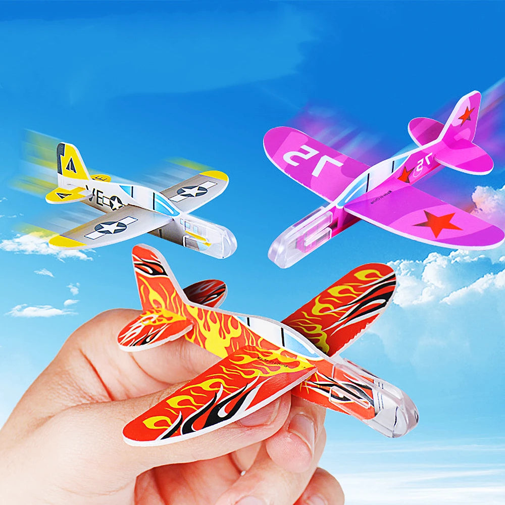 Avioncitos de espuma de colores en la mano