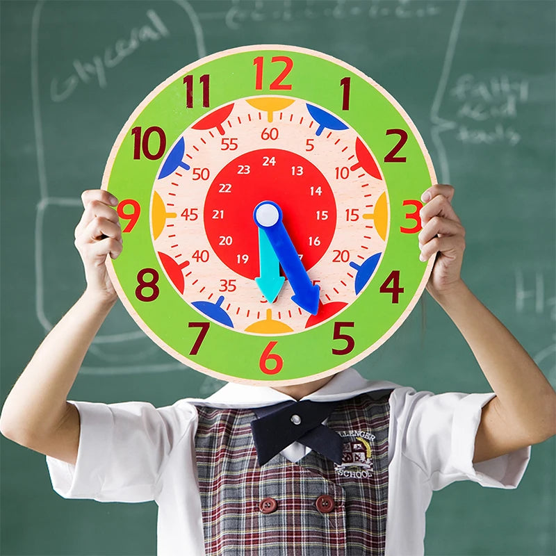 Niño sujetando un reloj de madera grande en clase