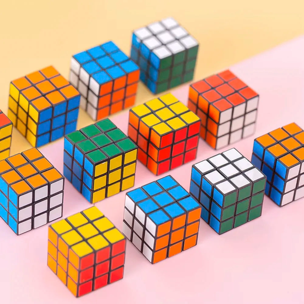 Mini cubos de colores 3×3 sobre una mesa