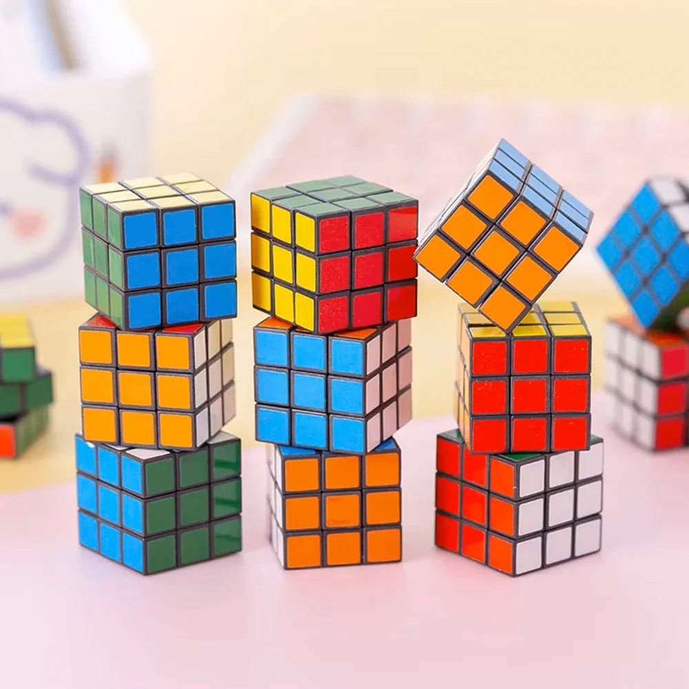 Varios mini cubos de colores apilados