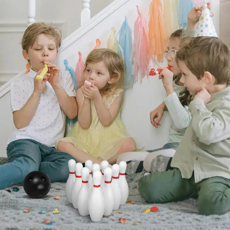 Niños jugando a los bolos en casa