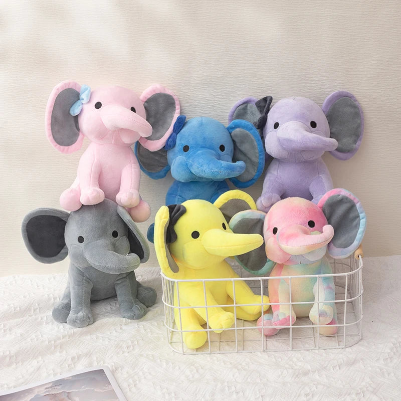 Elefantes de peluche en una cesta