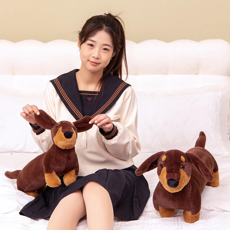 Chica con dos perros salchicha de peluche