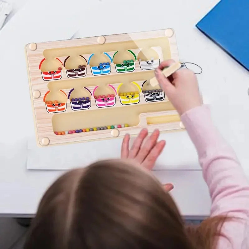 Niña jugando al laberinto magnético de colores
