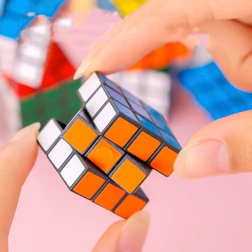 Dos manos girando un mini cubo de colores