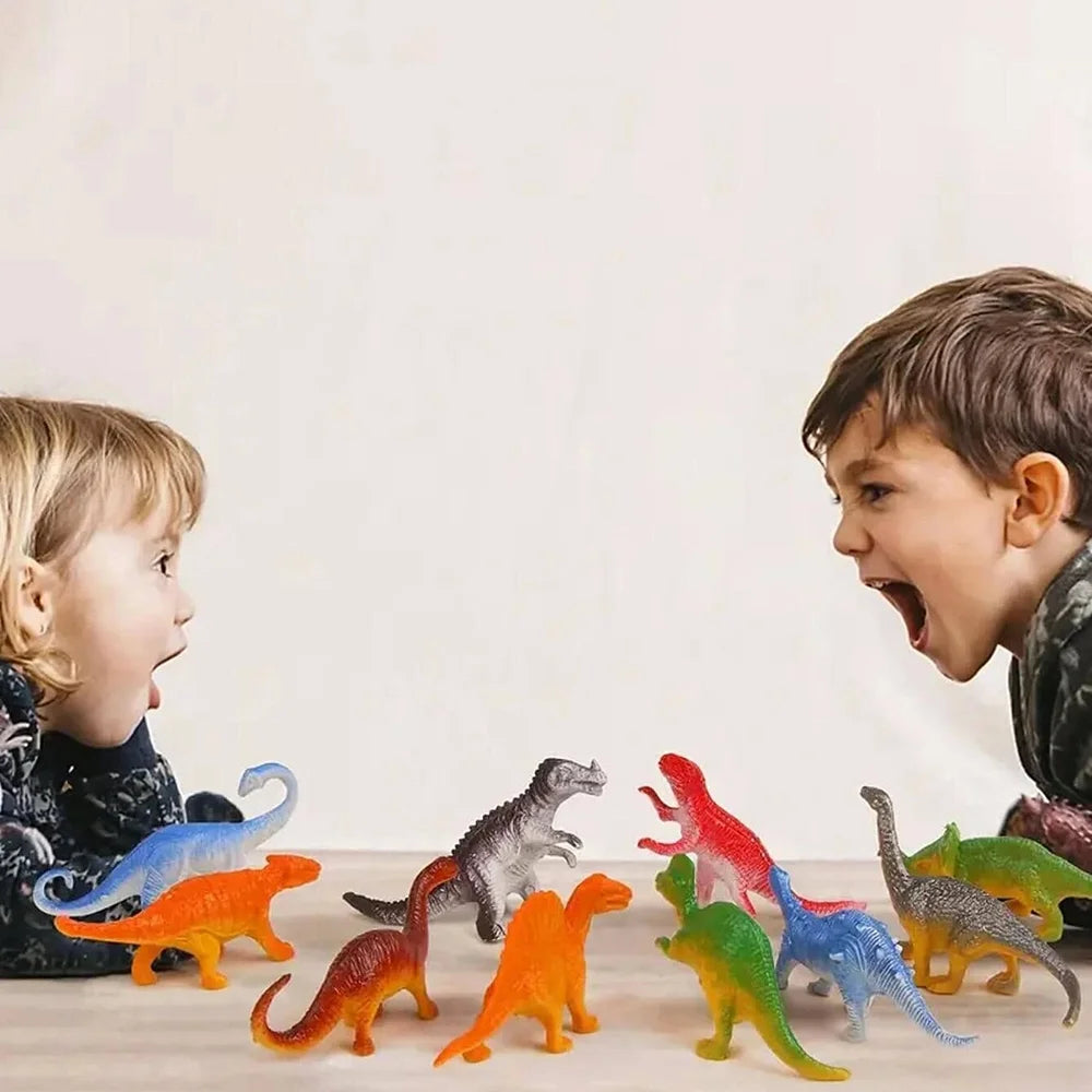 Dos niños jugando con dinosaurios de juguete