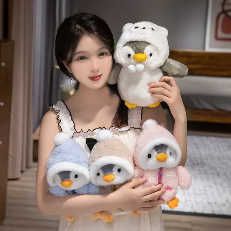 Chica con tres pingüinos de peluche