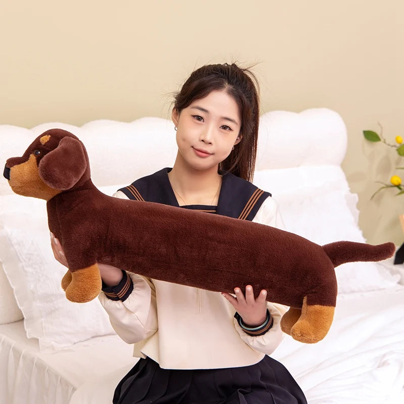 Chica sujetando un perro salchicha de peluche largo
