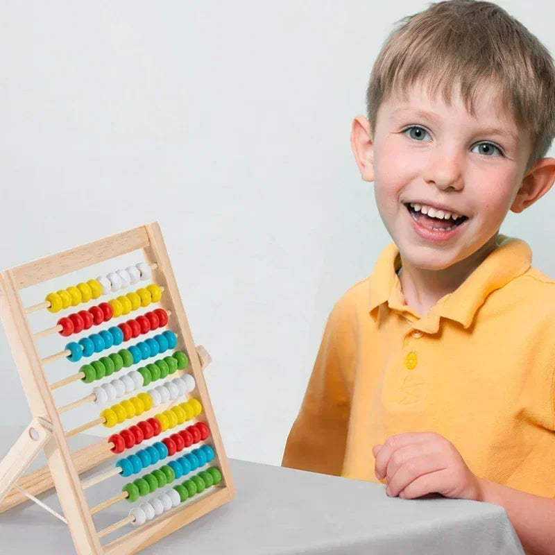 Niño sonriente junto al ábaco