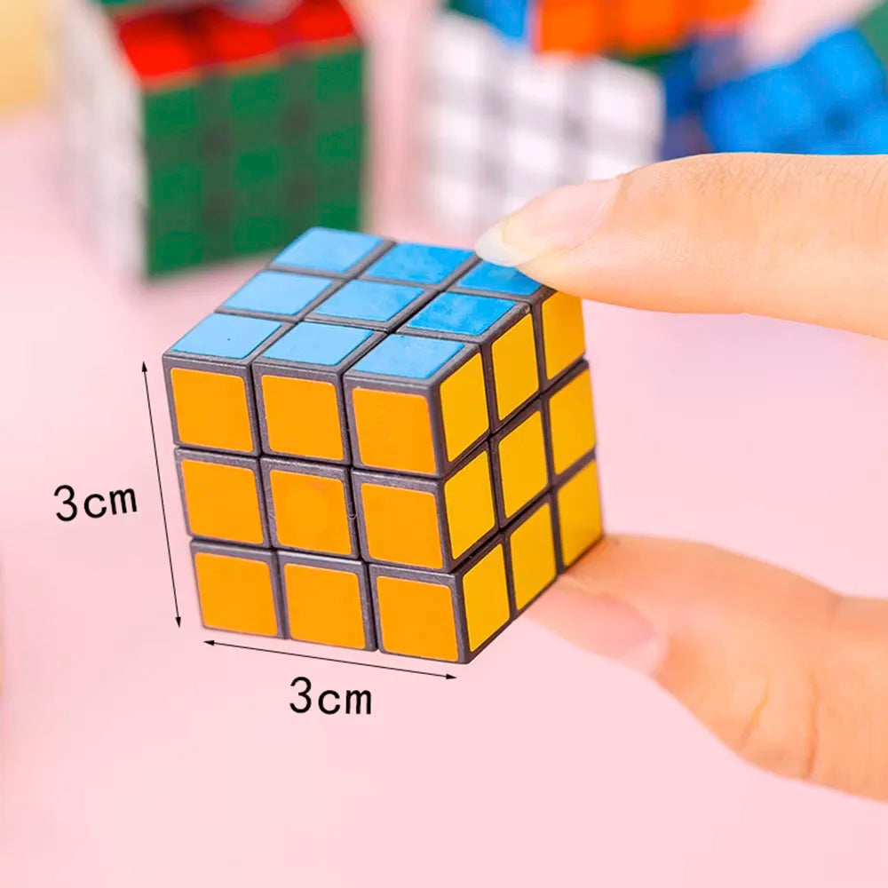 Mini cubo de colores de 3 × 3 cm en la mano