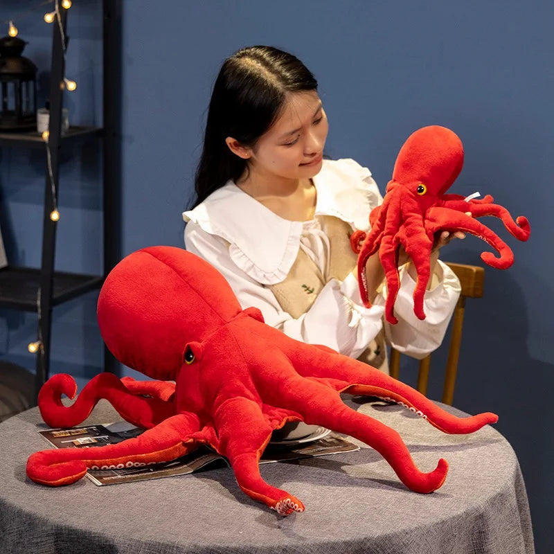 Pulpos de peluche de dos tamaños sobre una mesa