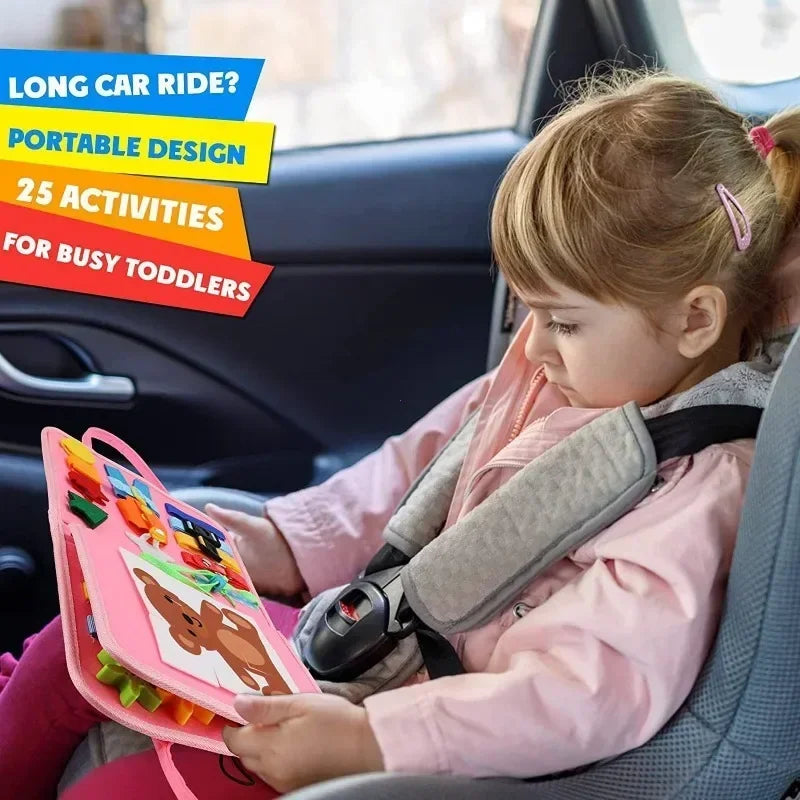 Niña jugando con el libro de actividades en el coche