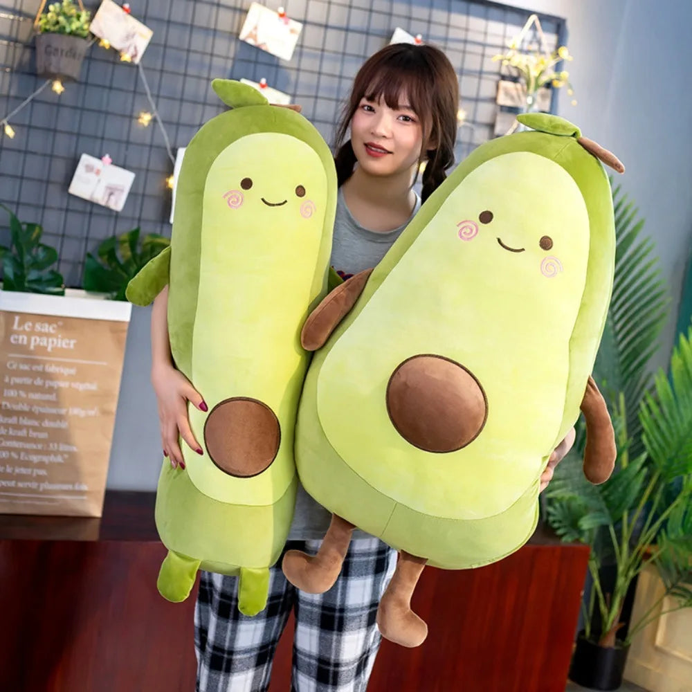 Chica con dos aguacates de peluche grandes
