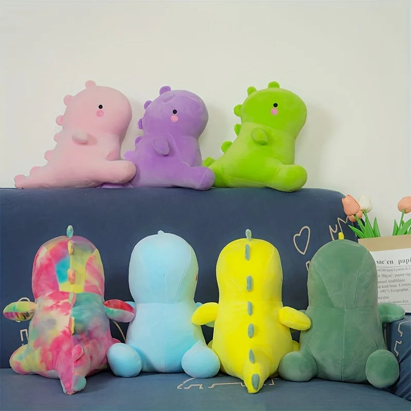 Dinosaurios de peluche de seis colores sentados en un sofá