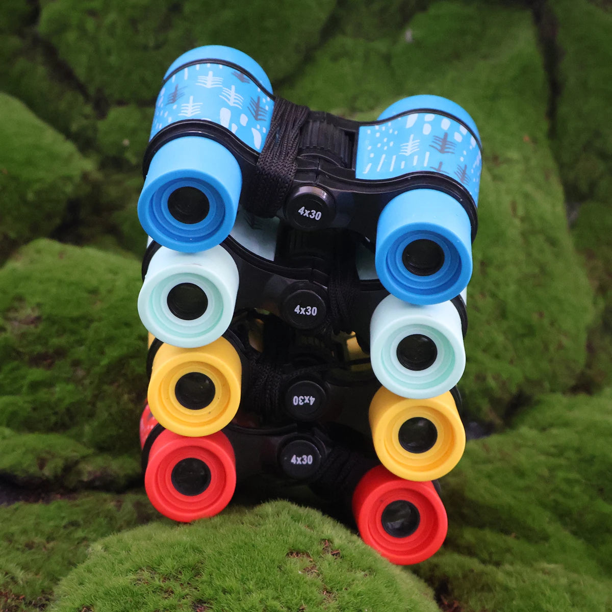 Prismáticos de colores sobre musgo