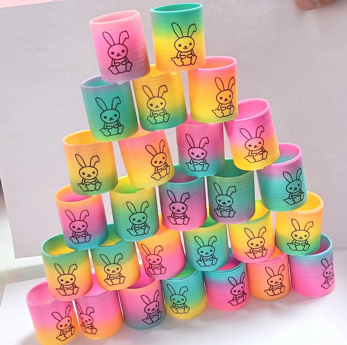 Torre de mini muelles de arcoíris con conejitos