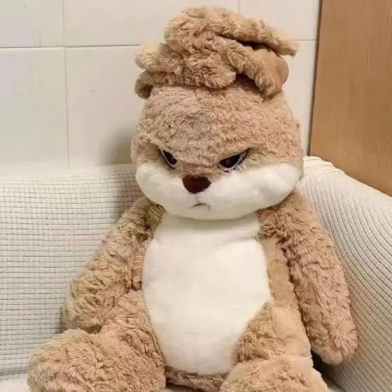 Conejo de peluche beige de orejas largas con cara enfurruñada