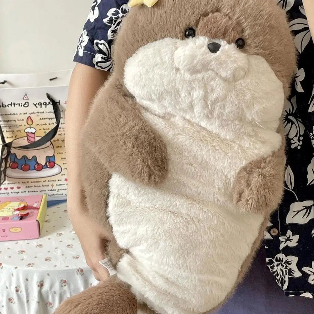 Foca de peluche marrón abrazada