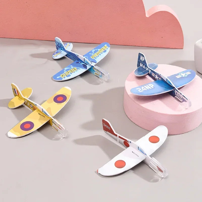 Varios avioncitos de espuma sobre una mesa