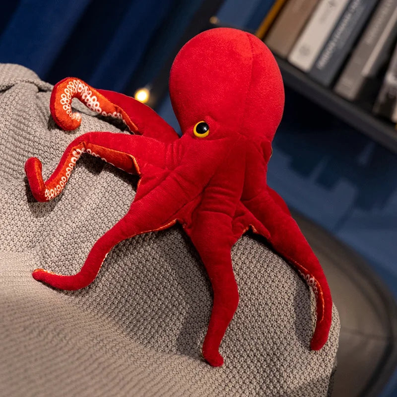 Pulpo rojo de peluche con los tentáculos extendidos