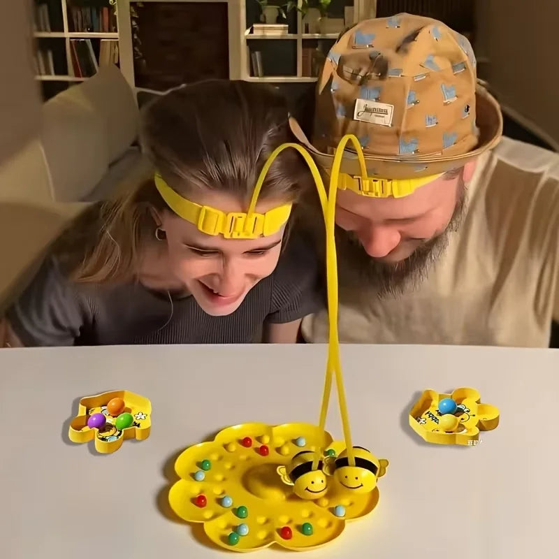 Dos jugadores con diademas de abeja recogiendo bolitas