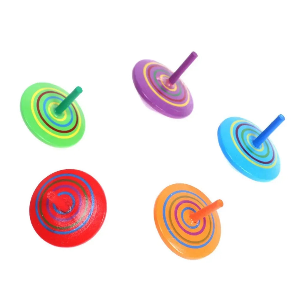 Seis peonzas de colores sobre fondo blanco