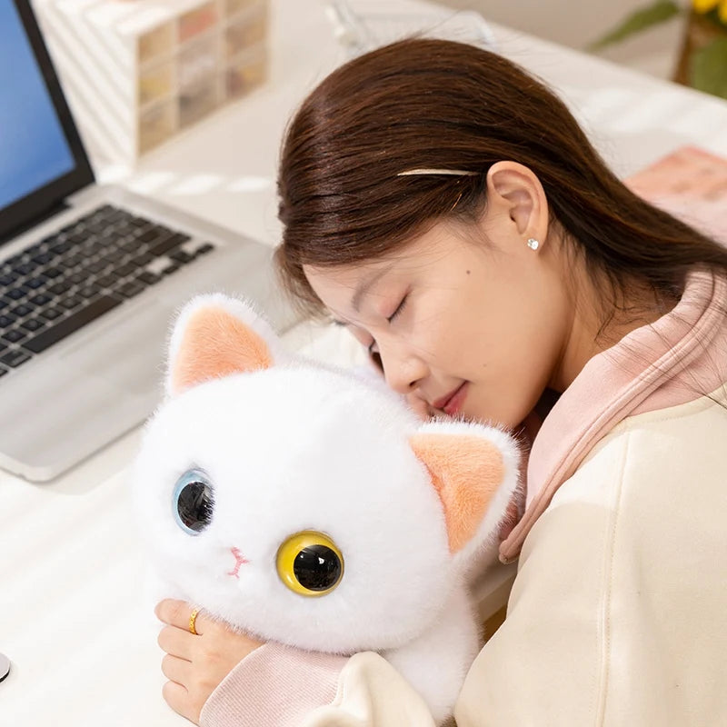 Chica abrazando un gatito blanco de peluche
