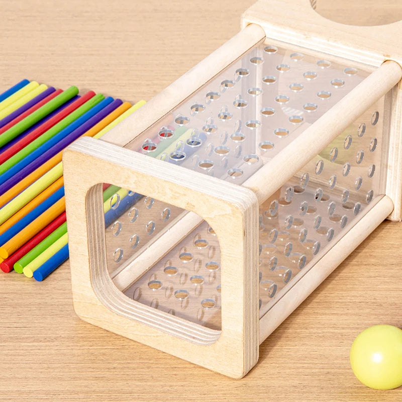 Torre de madera vacía con paneles transparentes