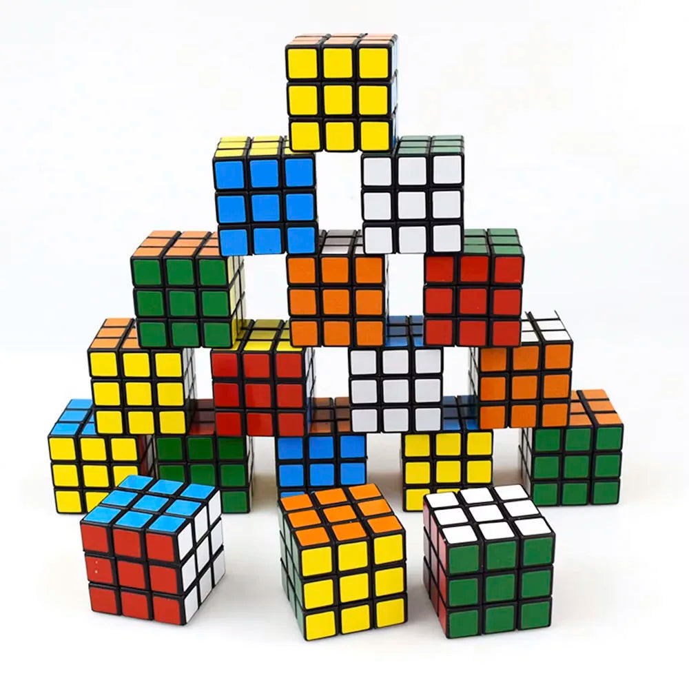 Pirámide de mini cubos de colores