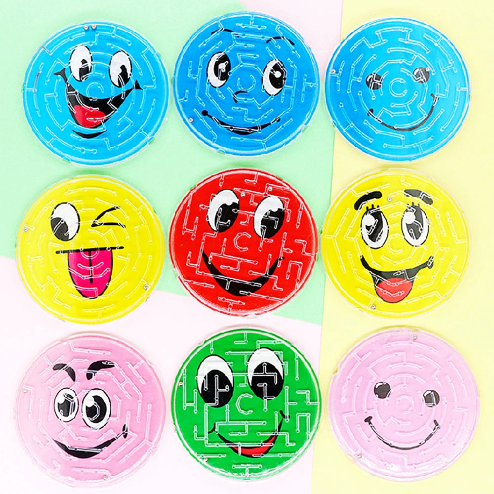 Nueve laberintos de bolitas de colores con caritas