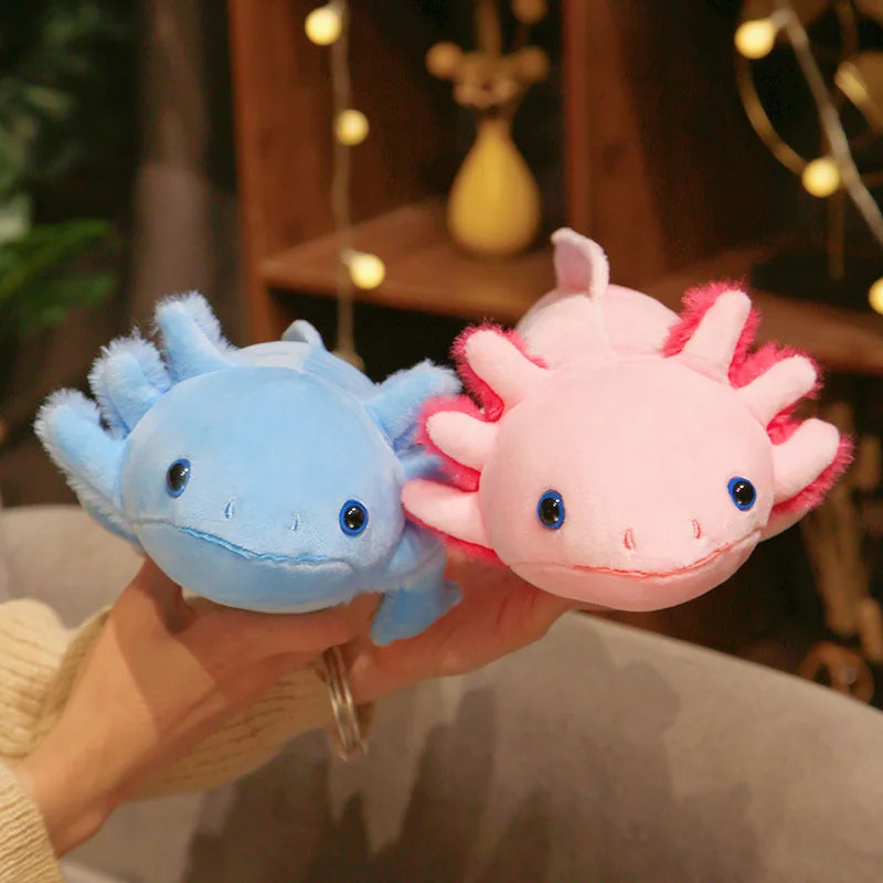 Ajolotes de peluche azul y rosa en la mano