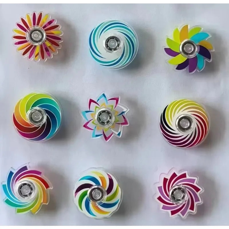 Nueve mini spinners de colores sobre una mesa