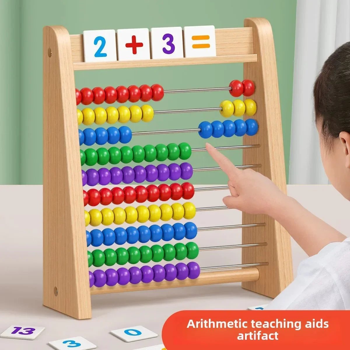 Niño contando con el ábaco de madera