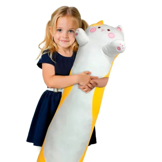 Niña abrazando el gato de peluche de 90 cm, que es casi tan alto como ella
