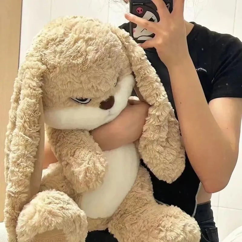 Conejo gruñón de peluche en brazos