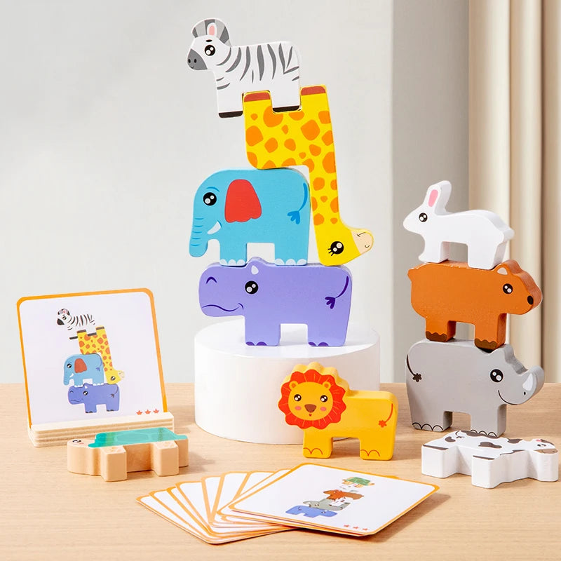 Torre de animales de madera en equilibrio junto a las tarjetas
